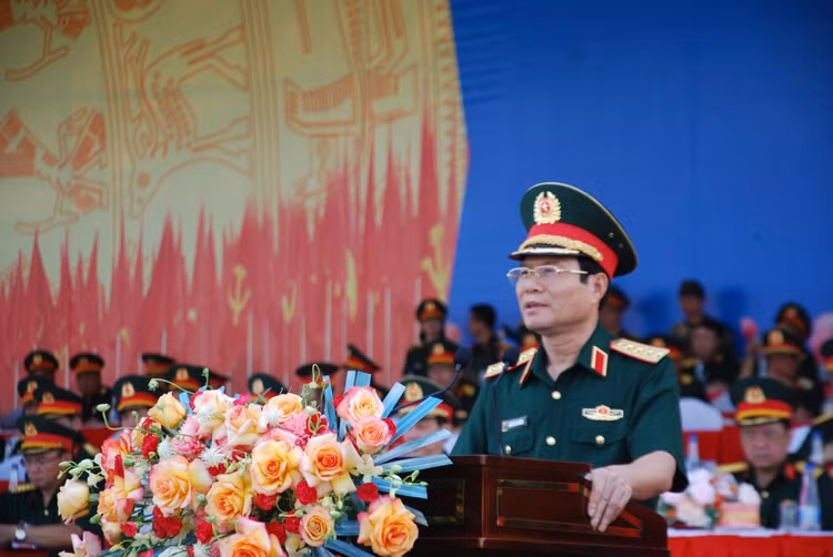 Đại tướng Nguyễn Tân Cương kiểm tra động viên các khối diễu binh - Hình 2 Dai tuong Nguyen Tan Cuong kiem tra dong vien cac khoi dieu binh-Hinh-2