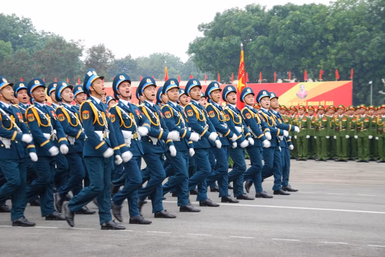 Đại tướng Nguyễn Tân Cương kiểm tra động viên các khối diễu binh - Hình 11 Dai tuong Nguyen Tan Cuong kiem tra dong vien cac khoi dieu binh-Hinh-11