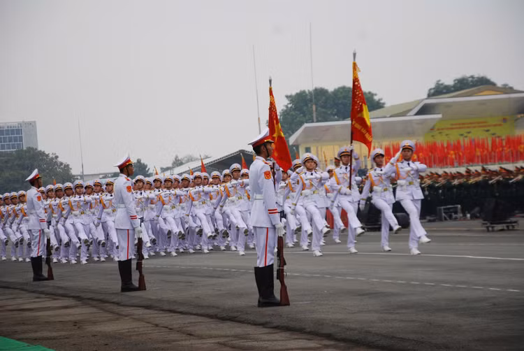 Đại tướng Nguyễn Tân Cương kiểm tra động viên các khối diễu binh - Hình 10 Dai tuong Nguyen Tan Cuong kiem tra dong vien cac khoi dieu binh-Hinh-10