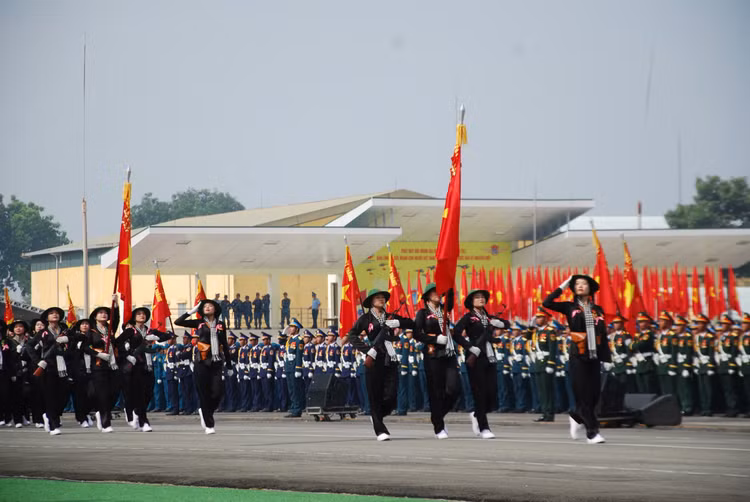 Đại tướng Nguyễn Tân Cương kiểm tra động viên các khối diễu binh - Hình 26 Dai tuong Nguyen Tan Cuong kiem tra dong vien cac khoi dieu binh-Hinh-26