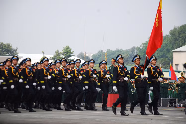 Đại tướng Nguyễn Tân Cương kiểm tra động viên các khối diễu binh - Hình 32 Dai tuong Nguyen Tan Cuong kiem tra dong vien cac khoi dieu binh-Hinh-32