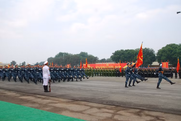 Đại tướng Nguyễn Tân Cương kiểm tra động viên các khối diễu binh - Hình 18 Dai tuong Nguyen Tan Cuong kiem tra dong vien cac khoi dieu binh-Hinh-18