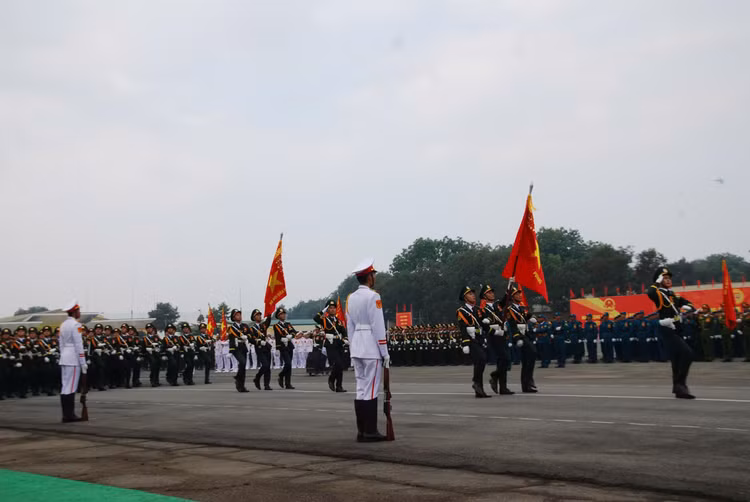 Đại tướng Nguyễn Tân Cương kiểm tra động viên các khối diễu binh - Hình 12 Dai tuong Nguyen Tan Cuong kiem tra dong vien cac khoi dieu binh-Hinh-12