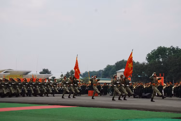 Đại tướng Nguyễn Tân Cương kiểm tra động viên các khối diễu binh - Hình 22 Dai tuong Nguyen Tan Cuong kiem tra dong vien cac khoi dieu binh-Hinh-22