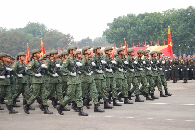 Đại tướng Nguyễn Tân Cương kiểm tra động viên các khối diễu binh - Hình 17 Dai tuong Nguyen Tan Cuong kiem tra dong vien cac khoi dieu binh-Hinh-17