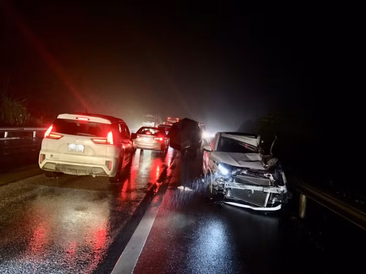 Va chạm liên hoàn trên cao tốc Nội Bài - Lào Cai, 1 người bị thương Va cham lien hoan tren cao toc Noi Bai - Lao Cai, 1 nguoi bi thuong