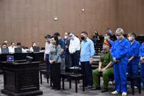 Bà Nguyễn Thị Kim Tiến và các bị cáo tại tòa.