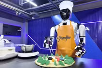 Robot Trung Quốc gây sốc với khả năng gắp bánh bao và uống rượu