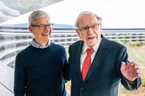 Buffett tri ân Tim Cook, Apple mang về 150 tỷ USD
