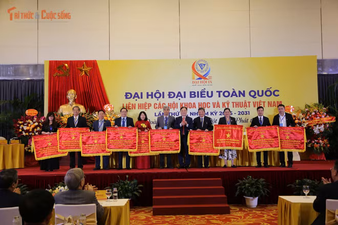 Báo TT&CS cùng 9 tập thể được tặng Cờ thi đua xuất sắc tại Đại hội IX Liên hiệp Hội Việt Nam