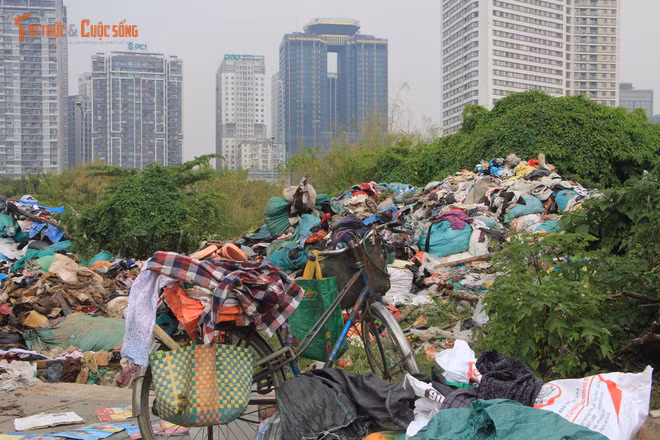 [GALLERY] “Núi” quần áo bỏ hoang giữa Hà Nội gây ô nhiễm môi trường