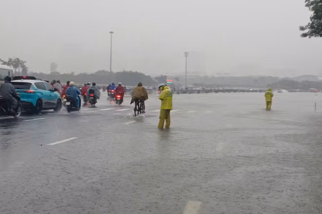 [GALLERY] Hà Nội ngập sâu, giao thông tê liệt sau trận mưa lớn