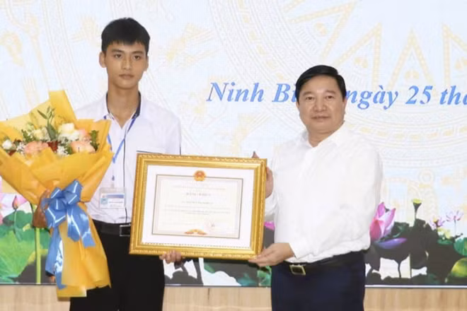 Nam sinh lớp 11 lao xuống nước cứu hai em nhỏ được tặng bằng khen