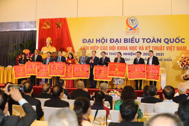 Liên hiệp Hội Việt Nam tặng Bằng khen cho 29 tập thể, 47 cá nhân