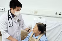 Đau dữ dội sau bê chậu nước, cụ bà phát hiện gãy đốt sống vì loãng xương