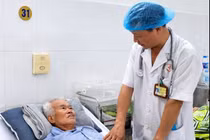 Phẫu thuật thành công sỏi mật tái phát lần 3 cho cụ ông 74 tuổi