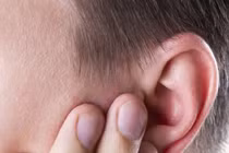 Bé 7 tuổi ôm tai khóc suốt đêm vì biến chứng từ ho, sổ mũi kéo dài