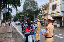 Cảnh sát giao thông kịp thời đưa thí sinh tới điểm thi