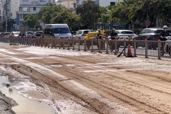 Truy tìm “thủ phạm” khiến nhiều người đi xe máy bị ngã trên đường Cộng Hòa