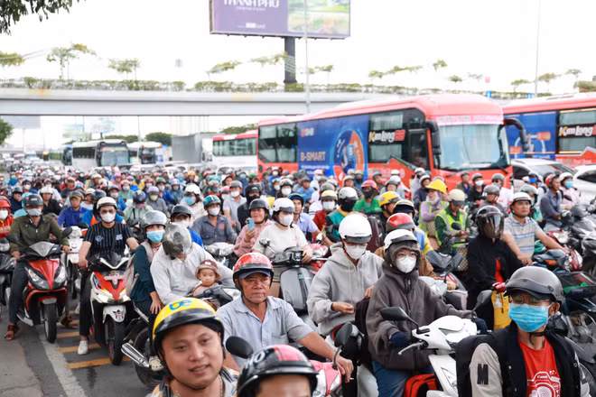 Người dân rời TP HCM về quê nghỉ lễ, nhiều tuyến đường cửa ngõ ùn tắc