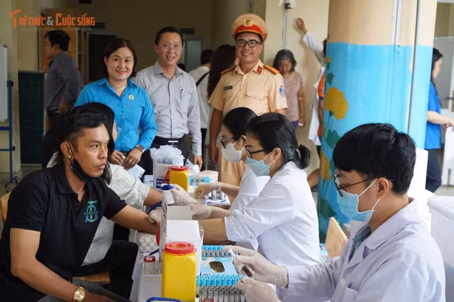 CSGT tổ chức khám sức khỏe, tuyên truyền luật giao thông cho dân xã Nhà Bè