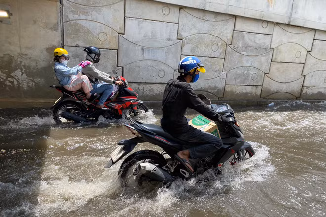 Hầm chui 75 tỷ ở TP HCM ngập sâu sau mưa kéo dài 30 phút