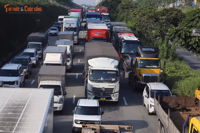[GALLERY] Hàng nghìn xe ùn tắc hơn 5km tại cửa ngõ TP HCM 
