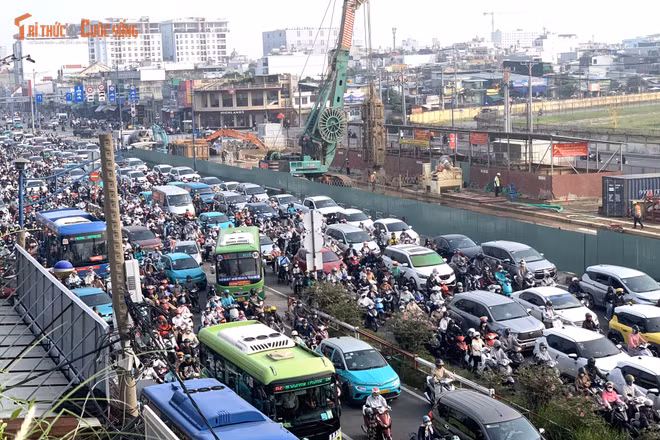 Kẹt xe nghiêm trọng tại trung tâm TP HCM do thi công metro số 2