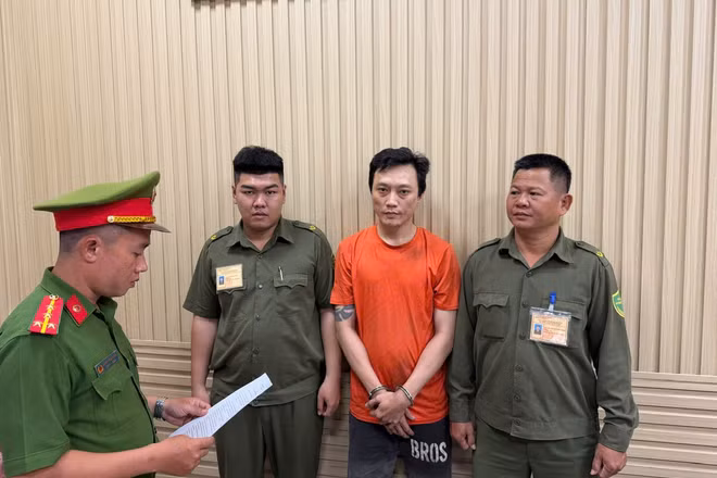 Bắt tạm giam người đàn ông đập vỡ kính xe tải gây rối trật tự công cộng