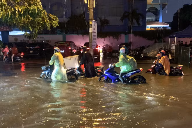 Nhiều tuyến đường TP HCM chìm trong nước sau mưa lớn kéo dài