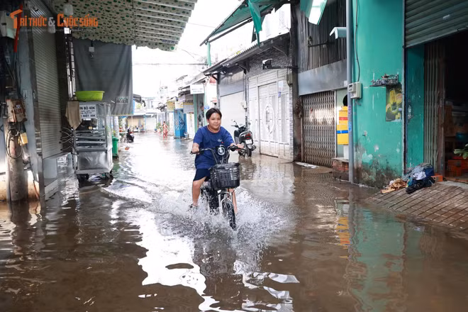 Nước ngập kéo dài tại TP HCM khiến sinh hoạt người dân đảo lộn