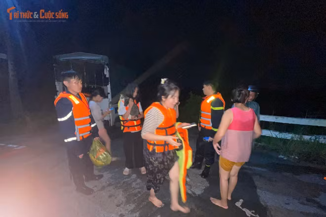 Xuyên đêm cứu 12 người mắc kẹt giữa dòng nước chảy xiết ở TP HCM