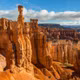 Điều gì tạo nên rừng cột đá khổng lồ ở Bryce Canyon?