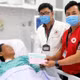 Bác sĩ thực hành trên đường cứu người ngưng tim, mở đường sống