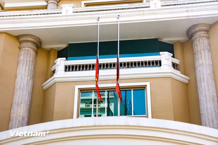 Ha Noi: Nhieu don vi treo co ru som tuong nho Tong Bi thu Nguyen Phu Trong-Hinh-3