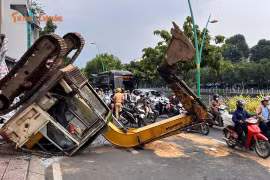 Xe múc bất ngờ lật ngửa trên đường Hoàng Sa gây ùn tắc