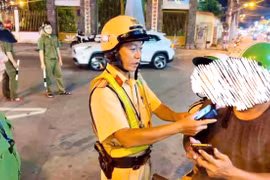 Tuần tra đêm, CSGT xử lý hàng loạt vi phạm nồng độ cồn
