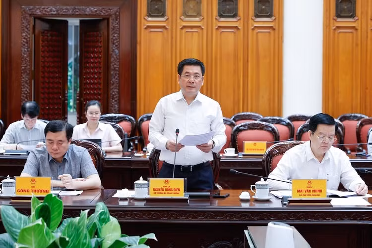 Bộ trưởng Bộ Công Thương Nguyễn Hồng Diên, Trưởng Đoàn đàm phán báo cáo tại cuộc họp.