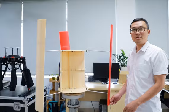 Nhà khoa học cải tiến tua bin gió trục đứng, 'bắt’ gió đô thị phát điện