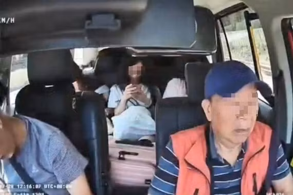 Tài xế taxi đột ngột bất tỉnh, 4 hành khách hoảng loạn trên xe