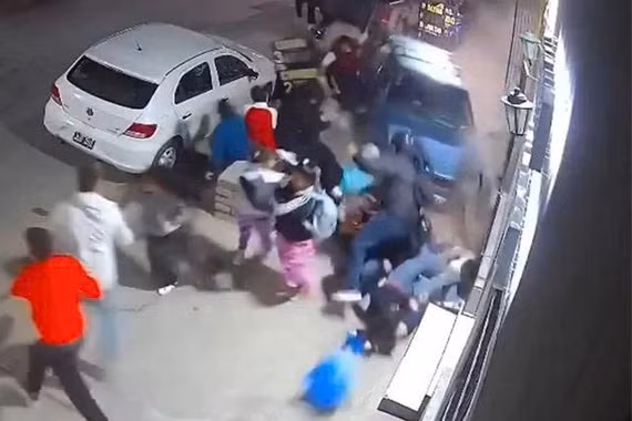 Cụ ông 80 tuổi lái ô tô đâm vào đám đông, hơn 10 người bị thương