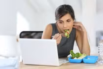 Bệnh dạ dày gia tăng ở dân văn phòng, cách phòng tránh