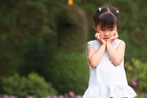 Thói quen xấu của cha mẹ vô tình khiến trẻ tổn thương