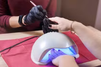 Nguy hiểm tiềm ẩn từ thói quen sơn móng tay thường xuyên