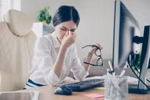 Hội chứng thị giác màn hình ảnh hưởng đến phụ nữ văn phòng