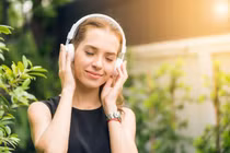 Nguy cơ điếc sớm vì lạm dụng tai nghe