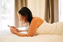 Vì sao không nên để tóc ướt khi ngủ?
