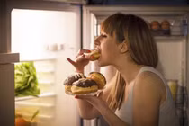 Tác hại của việc ăn đêm thường xuyên