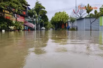 Ngập úng tại Thanh Liệt gây khó khăn cho người dân và học sinh sáng 15/9
