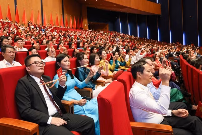 Đại biểu tiến hành biểu quyết tại Đại hội